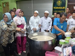 Berburu Bubur Samin Takjil Legendaris di Masjid Darussalam Solo