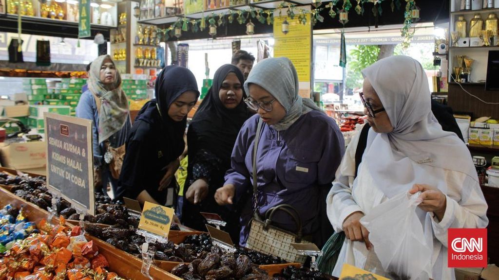 FOTO: Berkah Ramadan, Pedagang Kurma Tanah Abang Raup Cuan Berlipat