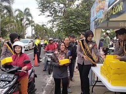 Polres Bogor Bagi-bagi Takjil di Pakansari Bogor