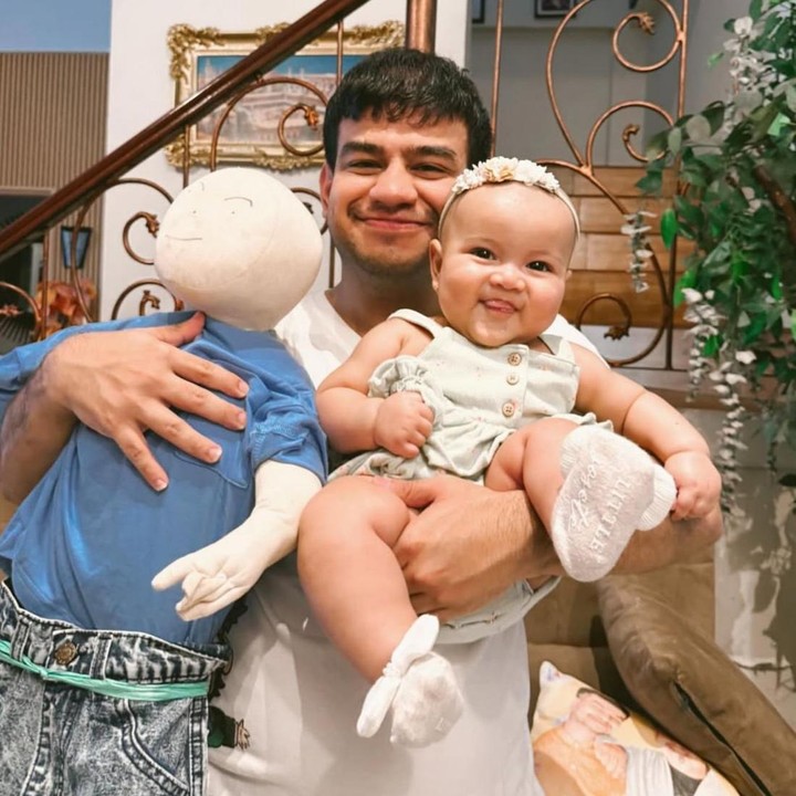 <p>Menjadi cucu sekaligus keponakan pertama di keluarga, Aisha tampak selalu dijahili oleh pamannya, Fadil Jaidi. Momen lucu ini kerap terlihat di unggahan Instagram mereka. Dalam salah satu potret, Aisha digendong oleh Fadil sambil ditemani boneka kesayangannya, Dapit. Meski dijahili, <em>Baby</em> Aisha pun tetap tersenyum manis, Bunda. "Enggak ada yang aku beda-bedain kok gais, dua-duanya sama Kaka Dapit juga sayang Aisha. Aisha juga sayang kaka Dapit, cuma karena Dapit sekarang udah lebih gede jadi suka malu," kata Fadil melalui unggahannya di Instagram. (Foto: Instagram @fadiljaidi)</p>