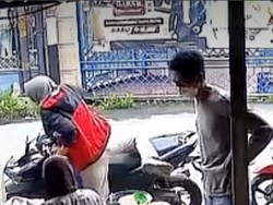 Video: Pria Nyamar Pembeli Gasak Uang Nenek Penjual Nasi Uduk di Bekasi
