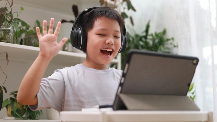 Psikologi Anak&colon; Waspada&comma; Anak Bisa Anggap Youtuber Favoritnya sebagai Teman
