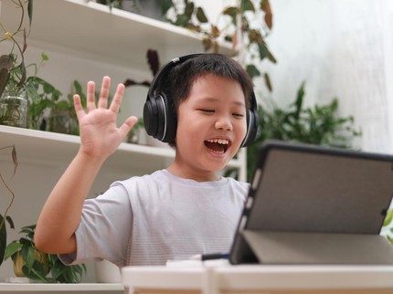 Psikologi Anak: Waspada, Anak Bisa Anggap Youtuber Favoritnya sebagai Teman