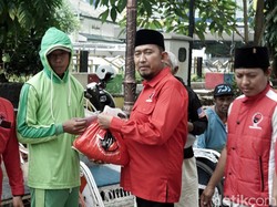 Said Abdullah Salurkan Zakat Mal ke Ribuan Tukang Becak di Sumenep