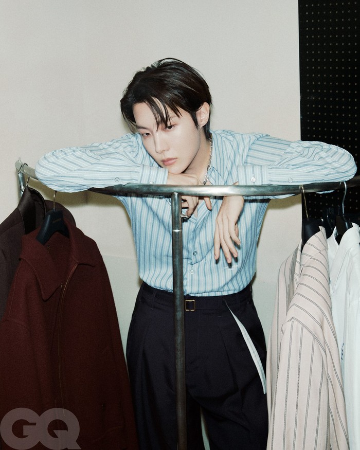 Selama aktif sebagai solois, j-hope yang lahir dengan nama Jung Ho Seok belajar banyak hal. Menurutnya, membekali dirinya dengan pengalaman berharga yang tidak bisa dibeli dengan uang tersebut membuat reuni BTS lebih bermakna. / Foto: x.com/GQMagazine