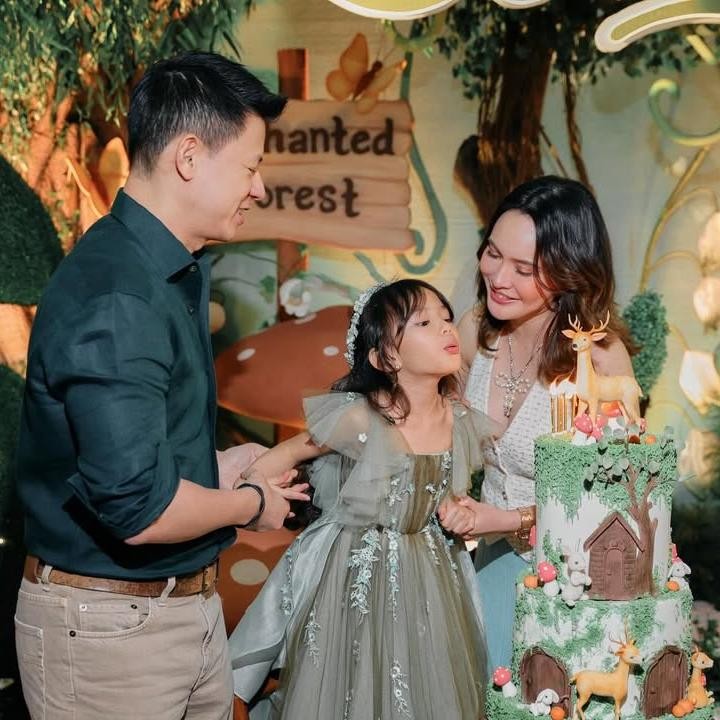 <p>Sementara itu, Claire juga memperlihatkan momen kebersamaan dengan ayah dan ibundanya saat meniup lilin. Bahkan, mereka juga tampil dalam satu&nbsp;<em>frame</em>, Bunda. (Foto: Instagram @missclaireherbowo)</p>