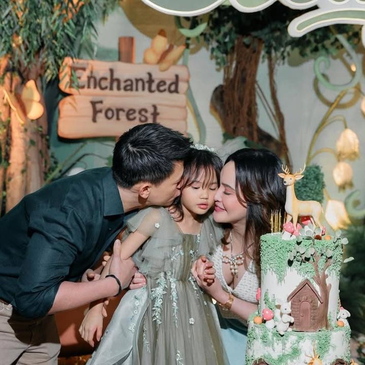 <p>Meski telah resmi berpisah sejak 2023, Shandy dan David tetap tampil kompak menjalani&nbsp;<em>co-parenting</em>. Keduanya pun tak sungkan saling menunjukkan kasih sayang kepada sang putri dan kerap hadir bersama di momen spesial Claire. (Foto: Instagram @missclaireherbowo)</p>