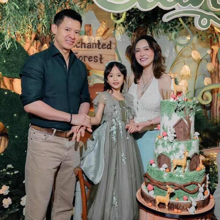 <p>Beberapa mantan pasangan artis setelah bercerai tetap menjalin hubungan baik untuk membesarkan anak-anak mereka. Hal serupa juga dilakukan oleh Shandy Aulia dan David Herbowo. (Foto: Instagram @missclaireherbowo)</p>