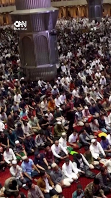 Momen Ribuan Warga Tarawih Pertama Ramadan 2026 di Masjid Istiqlal