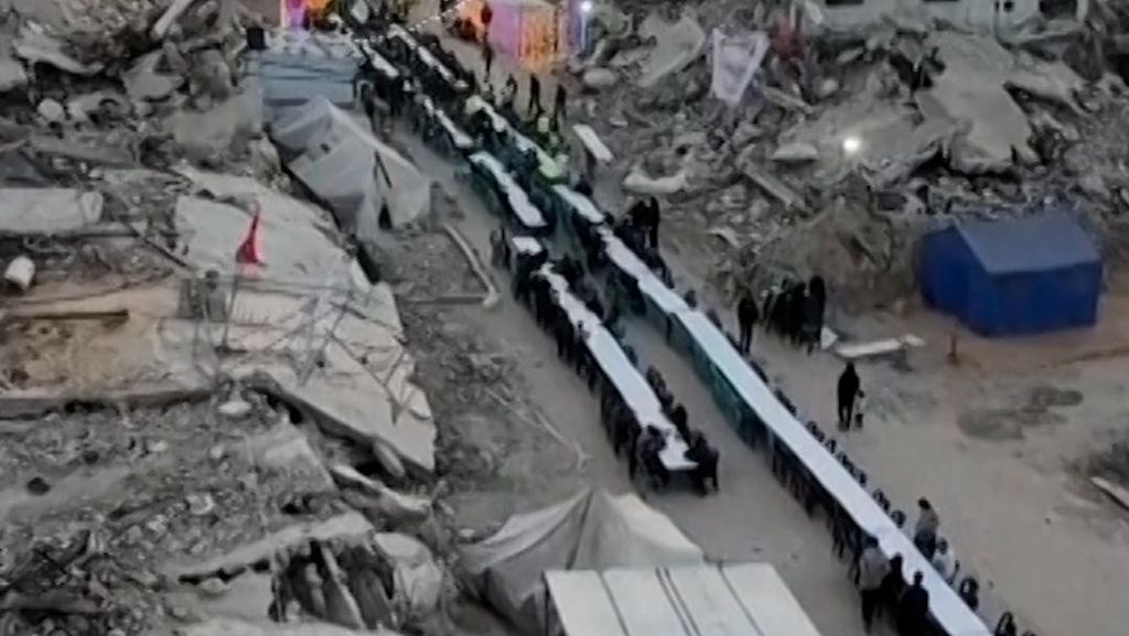 Warga Gaza Berbuka Puasa di Antara Puing Bangunan Bekas Dibom Israel