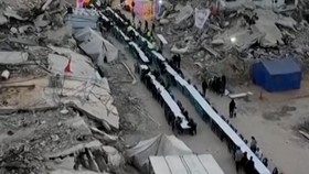 Warga Gaza Berbuka Puasa di Antara Puing Bangunan Bekas Dibom Israel