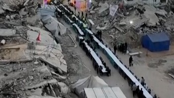 Warga Gaza Berbuka Puasa di Antara Puing Bangunan Bekas Dibom Israel