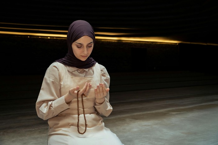 Selain memohon ampunan, sahur juga menjadi waktu untuk berdoa kepada-Nya. Karena sahur merupakan waktu yang diberkahi, segala permintaan dan permohonan akan dikabulkan.