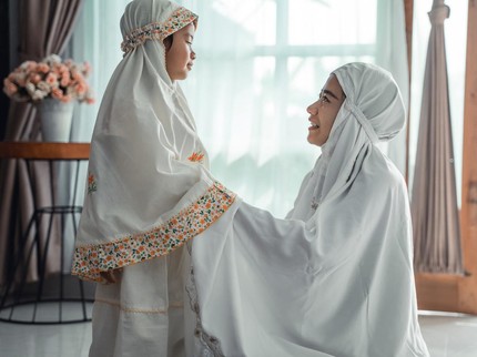 Anak Bercanda saat Salat Tarawih? Begini Sikap Orang Tua Menurut Islam