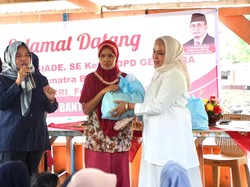 Andre Rosiade Bagikan 500 Paket Sembako ke Warga Gates Padang