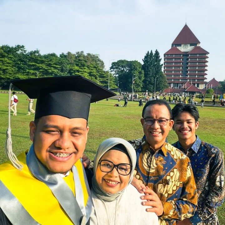 <p>Mikail Azizi Baswedan adalah anak kedua Mantan Gubernur DKI Jakarta Anies Baswedan. Belum lama ini, Mikail menyelesaikan pendidikannya dari Fakultas Ekonomi dan Bisnis, Universitas Indonesia. Sebagai seorang ayah, Anies mengaku bangga dengan pencapaian putranya di bidang pendidikan. Ayah empat anak ini berharap ilmu yang didapat putranya bisa bermanfaat bagi orang banyak. "<em>Insya Allah</em> semua yang Mikail peroleh selama studinya di Fakultas Ekonomi dan Bisnis, Universitas Indonesia, kelak juga mengalir jadi tebaran manfaat dan kesejukan bagi banyak orang," kata Anies di Instagram. (Foto: Instagram @aniesbaswedan)</p>