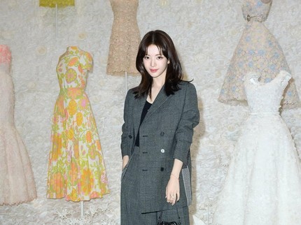 5 Potret Outfit Kece Roh Jeong Eui, Artis Drama Korea 'Our Universe'