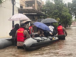 Perumahan di Pela Mampang Jaksel Banjir, Warga Dievakuasi Pakai Perahu Karet