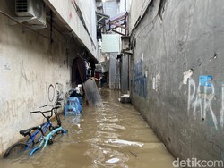 Rawa Buaya Jakbar Banjir Akibat Kali Angke Meluap, Warga Selamatkan Barang