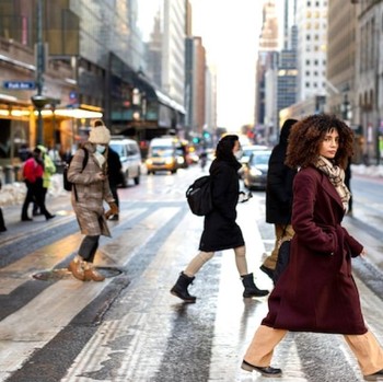 Pernah Tiba-Tiba Menyebrang Jalan Biar Nggak Bertemu Orang yang Kamu Kenal? Ini 3 Ciri Kepribadian di Baliknya