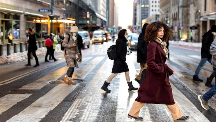 Pernah Tiba-Tiba Menyebrang Jalan Biar Nggak Bertemu Orang yang Kamu Kenal? Ini 3 Ciri Kepribadian di Baliknya