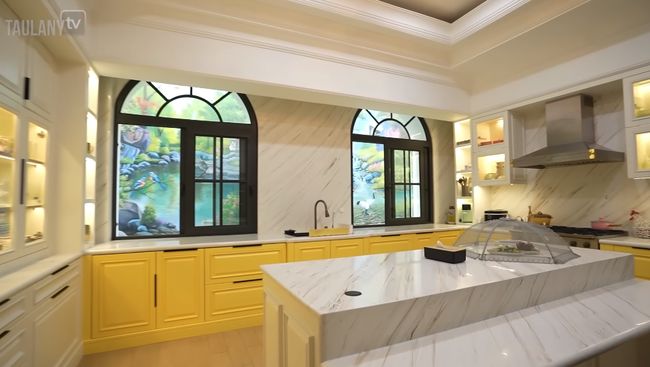 Ada Kompor Keemasan Rp1 M, Intip 7 Potret Dapur Mewah Sarwendah yang Hobi Masak