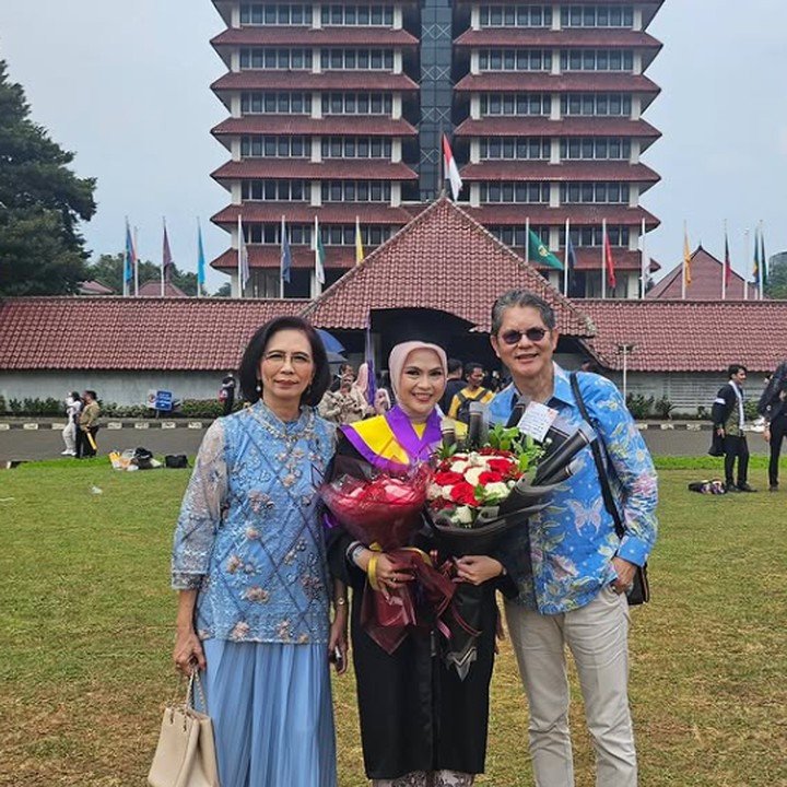 <p>Dokter Boyke Dian Nugraha atau dikenal dengan dr. Boyke, belum lama ini membagikan potret kelulusan putri sulungnya Dhima Oktacynara. Putru dr. Boyke ini baru saja menuntaskan pendidikan S2 di Universitas Indonesia. Melalui unggahan di Instagram, dr. Boyke membagikan potret kelulusan sang putri sekaligus mengungkap rasa bangganya. "Alhamdulilah, terima kasih Tuhan. Anak pertamaku @dhimaoktacynara dapat menyelesaikan Magister Administrasi Rumah Sakit (MARS), dari FKUI; di tempat yang sama dengan papanya lulus 30 tahun yang lalu. Acara berlangsung di Balairung UI," tulisnya. (Foto: Instagram @drboykediannugraha)</p>