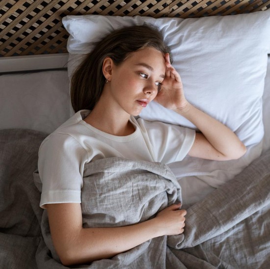 5 Ciri Kepribadian Orang yang Tidak Bisa Tidur saat Sendirian di Rumah