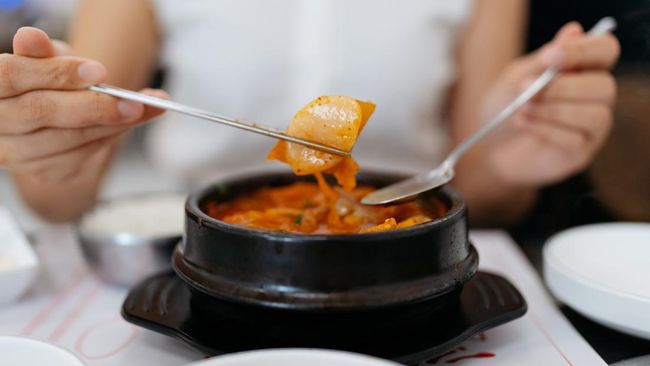 Ciri-Ciri Kepribadian Orang yang Suka Makan Pedas, Ternyata...