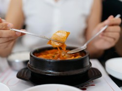 Benarkah Makanan Pedas Bisa Bikin Panjang Umur? Ini Hasil Risetnya