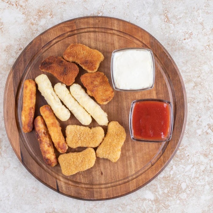 Ilustrasi menu sahur nugget dan sosis/foto: freepik.com