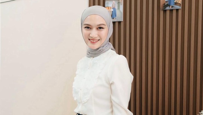 Get The Look: Inspirasi Outfit Bukber yang Sopan dan Simpel ala Melodi Laksani
