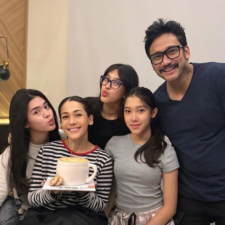 <p>Jenaka sangat dekat dengan kedua orang tua dan kakak-kakak perempuannya. Dalam berbagai kesempatan, remaja 13 tahun ini sering terlihat menghabiskan waktu dengan keluarganya. Ia juga kerap terlihat bikin konten bersama kakak-kakaknya, Bunda. (Foto: Instagram @jenaka_mahila)</p>