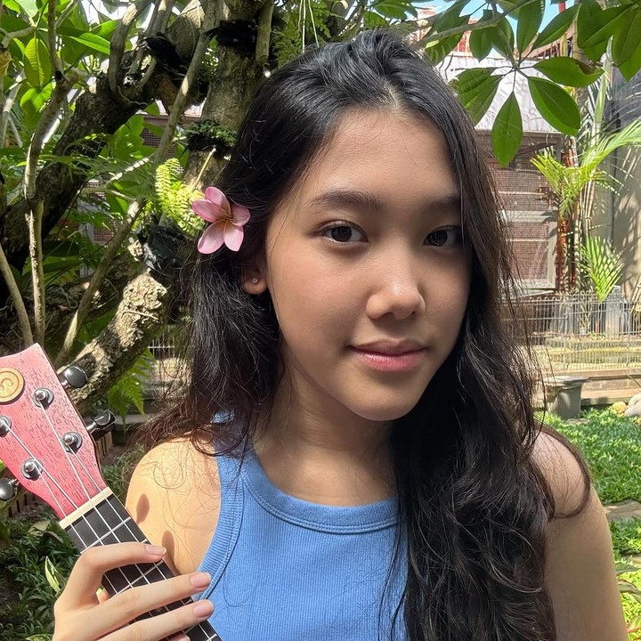 <p>Jenaka cukup aktif di media sosial. Ia kerap membagikan aktivitasnya sehari-hari di akun Instagram yang dikeloka oleh tim manajemennya. Di akun media sosial ini, Jenaka juga sering mengunggah konten <em>cover</em> lagu menggunakan gitar. Selain memiliki suara yang merdu, Jenaka juga jago main alat musik lho. (Foto: Instagram @jenaka_mahila)</p>