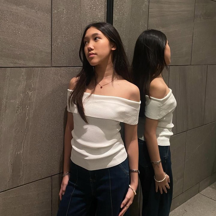 <p>Jenaka beberapa tahun&nbsp;belakangan ini fokus merintis karier di dunia tarik suara. Di usia 10 tahun, Jenaka sudah merilis <em>single</em> perdananya yang berjudul <em>Peace Peace Peace</em>. Pada Juni 2025, Jenaka kembali mengeluarkan <em>single</em> lagu berjudul<em> Teman Sejati.</em> (Foto: Instagram @jenaka_mahila)</p>