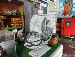 Napi Rutan Negara Sulap Koran Bekas Jadi Miniatur Kapal Pinisi