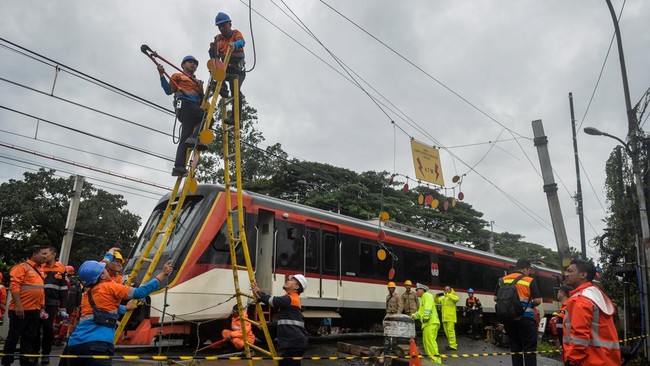 Polisi mendalami penyebab kecelakaan antara truk trailer gandeng dan kereta api commuter jurusan Bandara-Tangerang di perlintasan sebidang Poris.