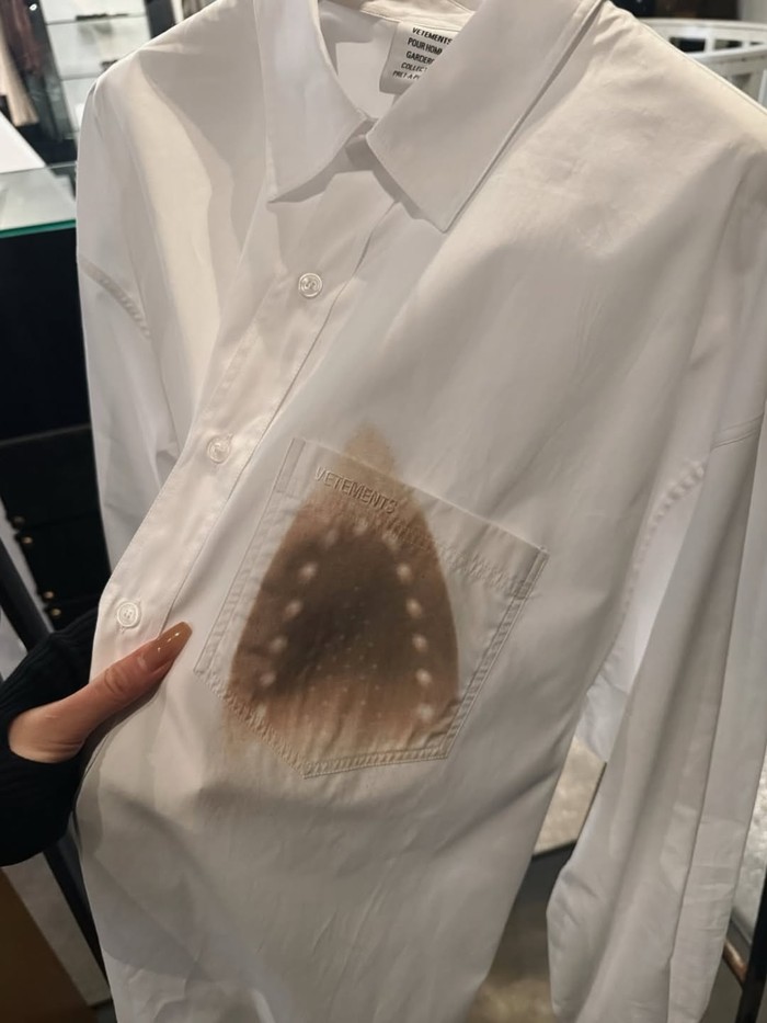 Kemeja Vetements dengan cap setrika gosong. Dijual hampir Rp20 juta.
