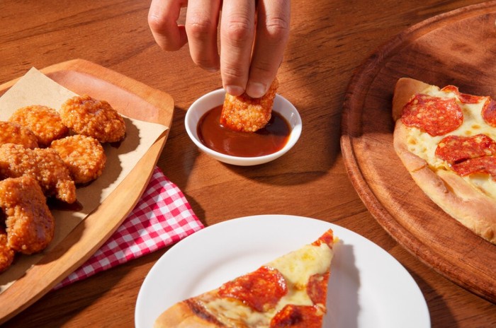 Manfaat saus sambal bagi kesehatan. Bisa mengontrol porsi makan/Foto: freepik.com/freepik