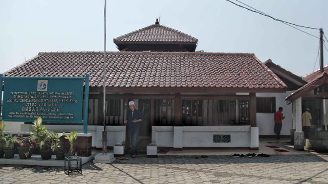 Masjid Al-Alam atau Si Pitung, saksi bisu sejarah perjalanan Jakarta, perjuangan, penyebaran Islam, hingga jejak kolonialisme di pesisir utara Laut Jawa.