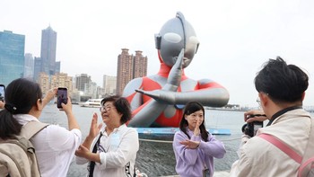 FOTO: Kala Ultraman 'Nyemplung' di Sungai Ramaikan Festival di Taiwan
