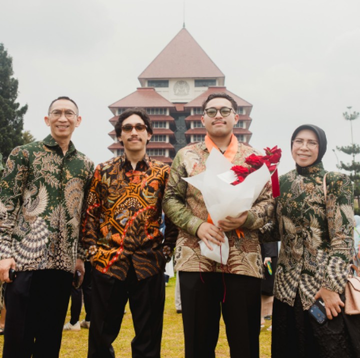 <p>Pasangan musisi Melly Goeslaw dan Anto Hoed menjadi orang tua yang hadir di acara wisuda UI belum lama ini. Anak kedua mereka, yakni Pria Bernama Hoed atau akrab disapa Abe Hoed, baru saja lulus dari Universitas Indonesia. Abe lulus dari Fakultas Ilmu Sosial dan Ilmu Politik (FISIP). Dalam unggahan di Instagram, Melly mengucapkan selamat sekaligus mengungkap perasaan bahagianya melihat sang putra lulus. "Hari ini tidak seperti biasa. Ini tentang menit detik hari bulan dan tahun. tentang lelah yang tak pernah kami keluhkan. Yang dulu ku peluk kecil, sekarang memeluk mimpinya sendiri. Selamat wisuda, cahaya hatiku. Semoga setiap langkahmu selalu pulang pada bahagia," tulis Melly, dikutip dari Instagram @melly_goeslaw. (Foto: Instagram @melly_goeslaw)</p>