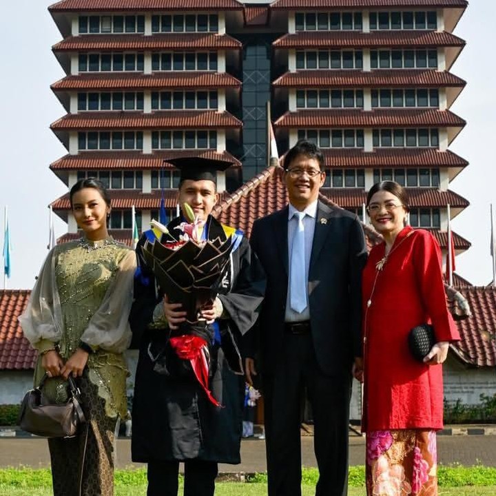 <p>Anak sulung Menteri Purbaya Yudhi Sadewa, Yuda Purboyo Sunu, juga baru saja lulus S2 dari Universitas Indonesia. Yuda diketahui lulus dari program studi Teknik Mesin, Fakultas Teknik. Di momen wisudanya, Yuda membagikan potret kebersamaan dengan kedua orang tua di depan Gedung Rektorat UI. (Foto: Instagram @yuda.purboyo.sunu)</p>