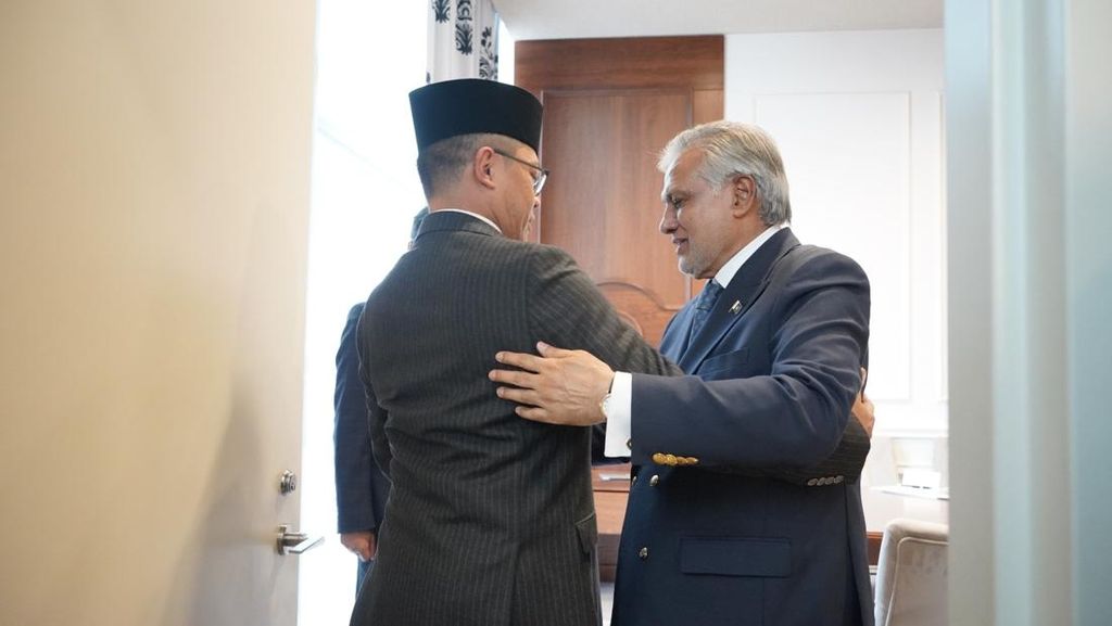 Sugiono Dipeluk Menlu Mesir, Pakistan dan Yordania di Markas PBB