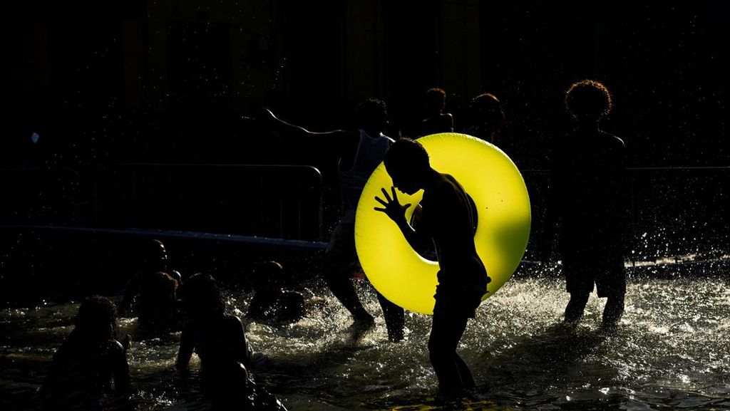 NYALANG: Berkutat di Kolam Kehidupan