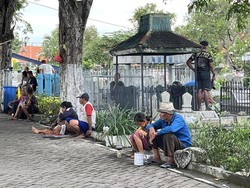 Waspada Pengemis Musiman-Jukir Liar di Pemakaman Surabaya Selama Ramadan