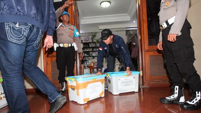 Dittipideksus Bareskrim Polri menyita empat boks kontainer berisi barang bukti, termasuk emas batangan, dalam penggeledahan terkait dugaan TPPU Rp25,8 triliun.