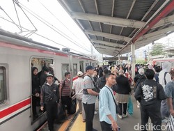 Penumpang KRL Bogor-Manggarai Tetiba Dioper ke Kereta Lain di Stasiun Depok