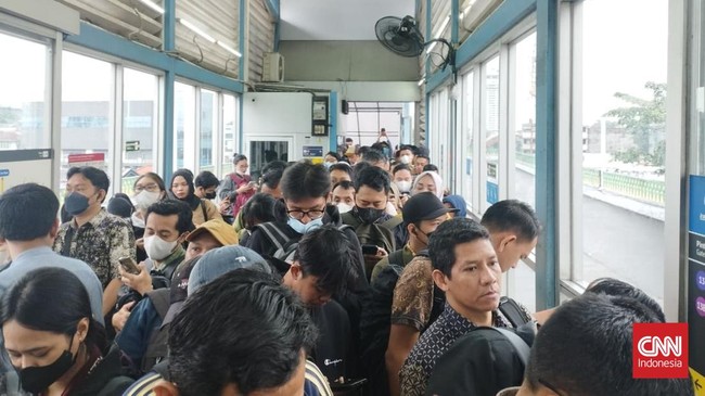 Penumpukan penumpang terjadi di Halte Transjakarta Velbak, Jumat (20/2) pagi, menyusul kemacetan yang terjadi di wilayah Ciledug.