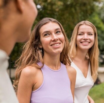 Perbedaan Orang Baik Hati dan People Pleaser yang Sering Tertukar